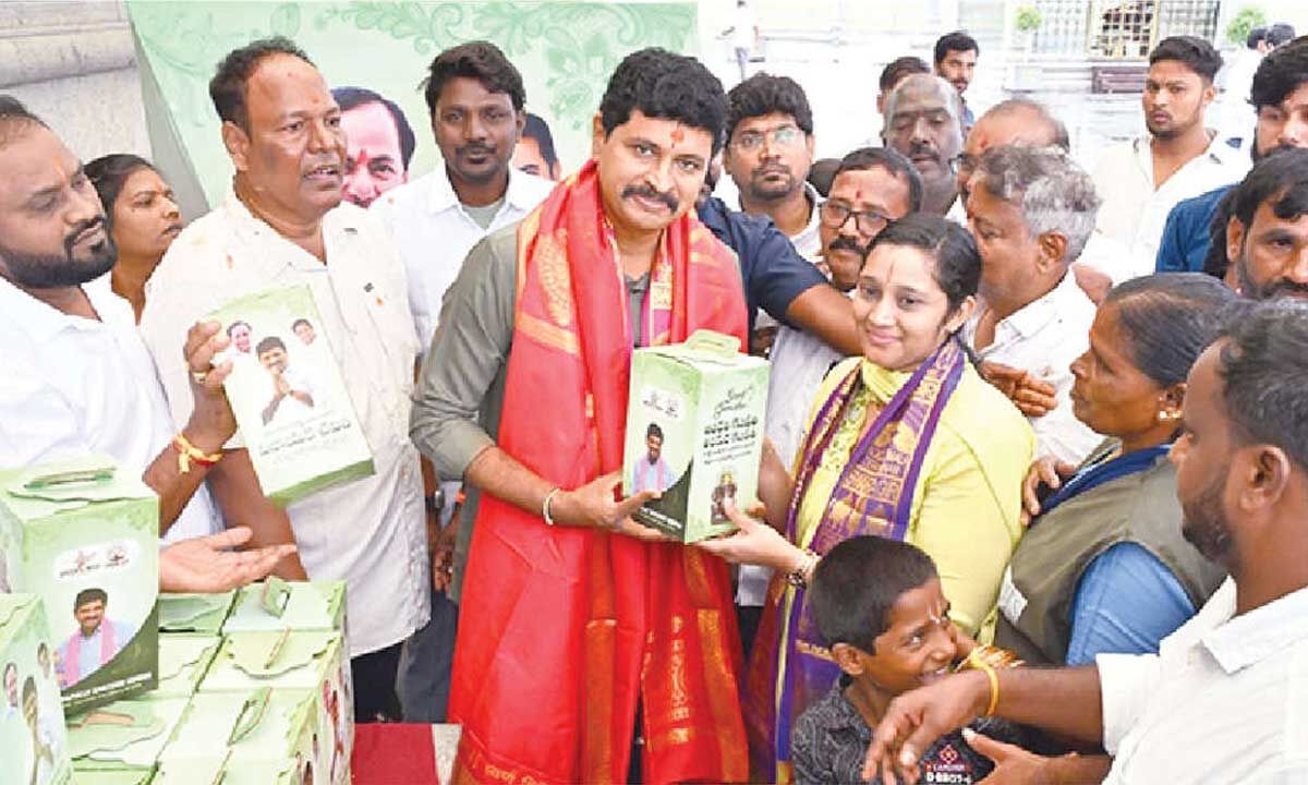 Eco-friendly Ganeshas presented to devotees