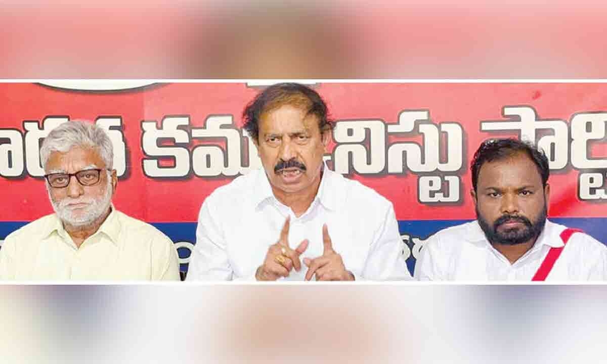 Modi distorting history, alleges Ramakrishna