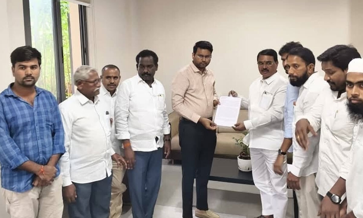 Former Minister Niranjan Reddy Demands Immediate Action on Urea Shortage and Jurala Repairs