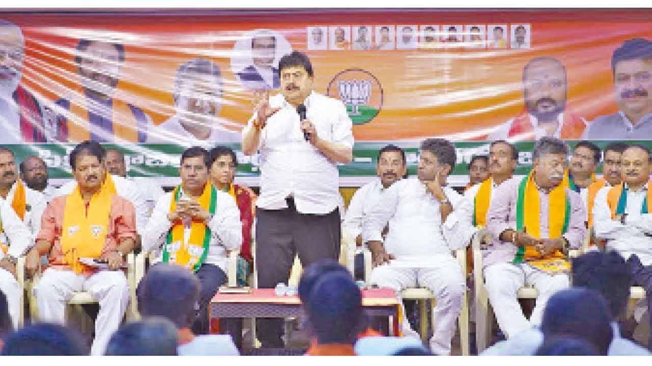 Urea shortage due to Congress govt's mismanagement, charges Ramchander Rao
