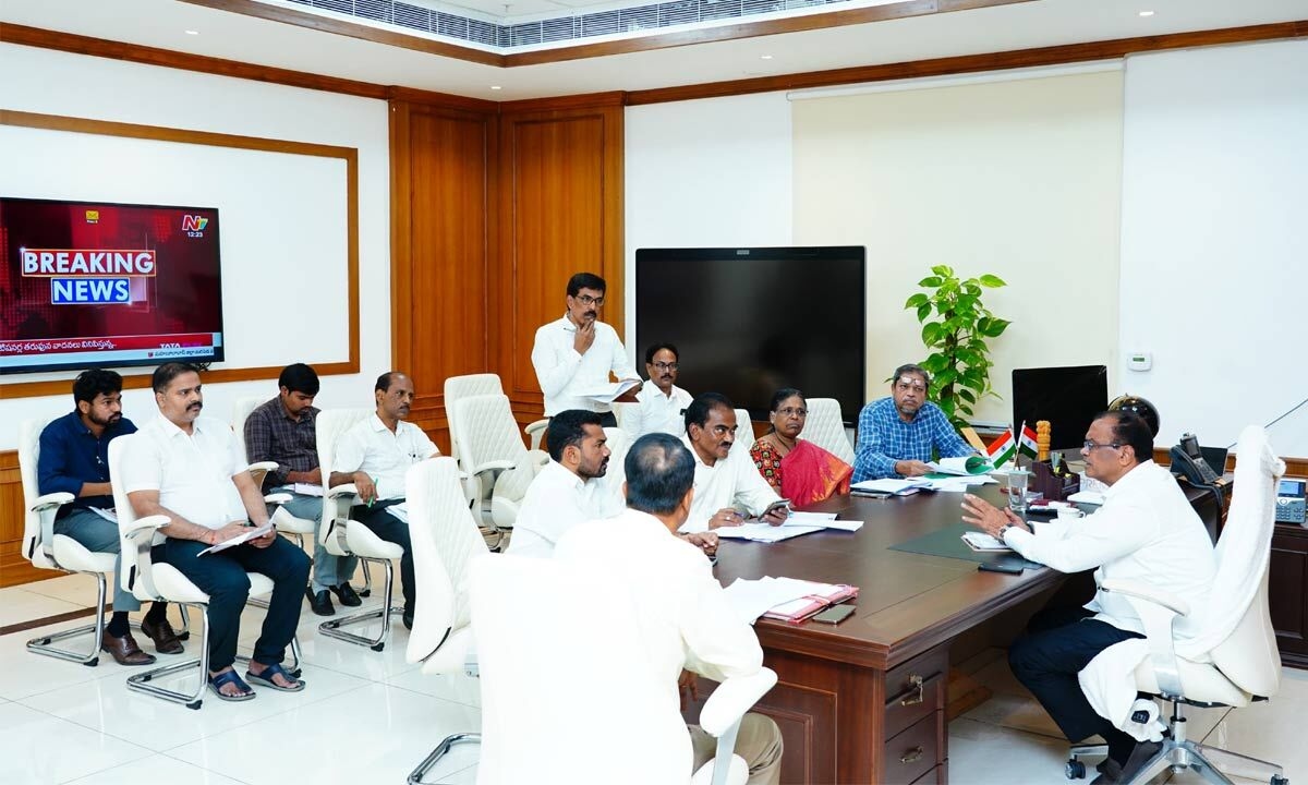 Floods Leave Rs 1,000 Cr Damage to Roads: Komatireddy Orders Detailed Report