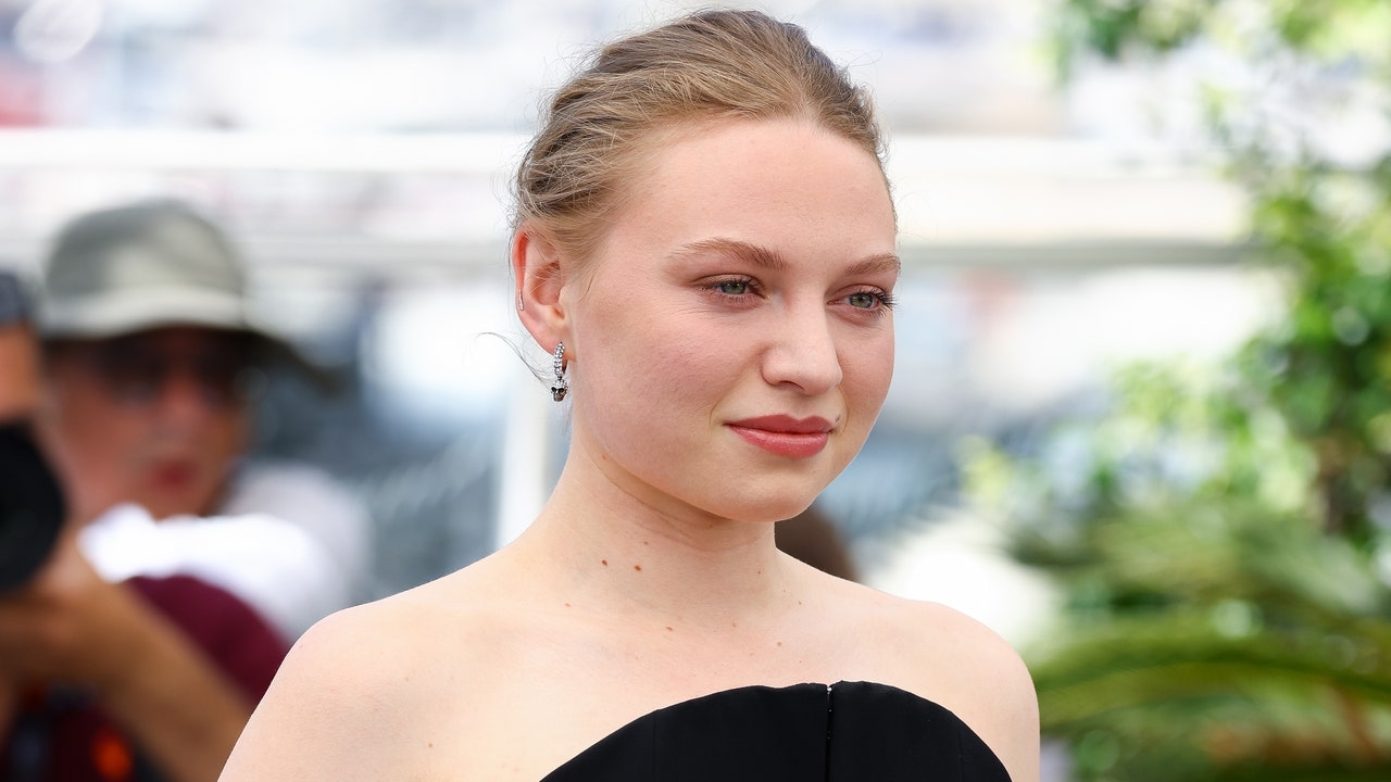 ‘The Phoenician Scheme' Star Mia Threapleton on Crying During Her Standing Ovation and Mom Kate Winslet's Cannes Advice