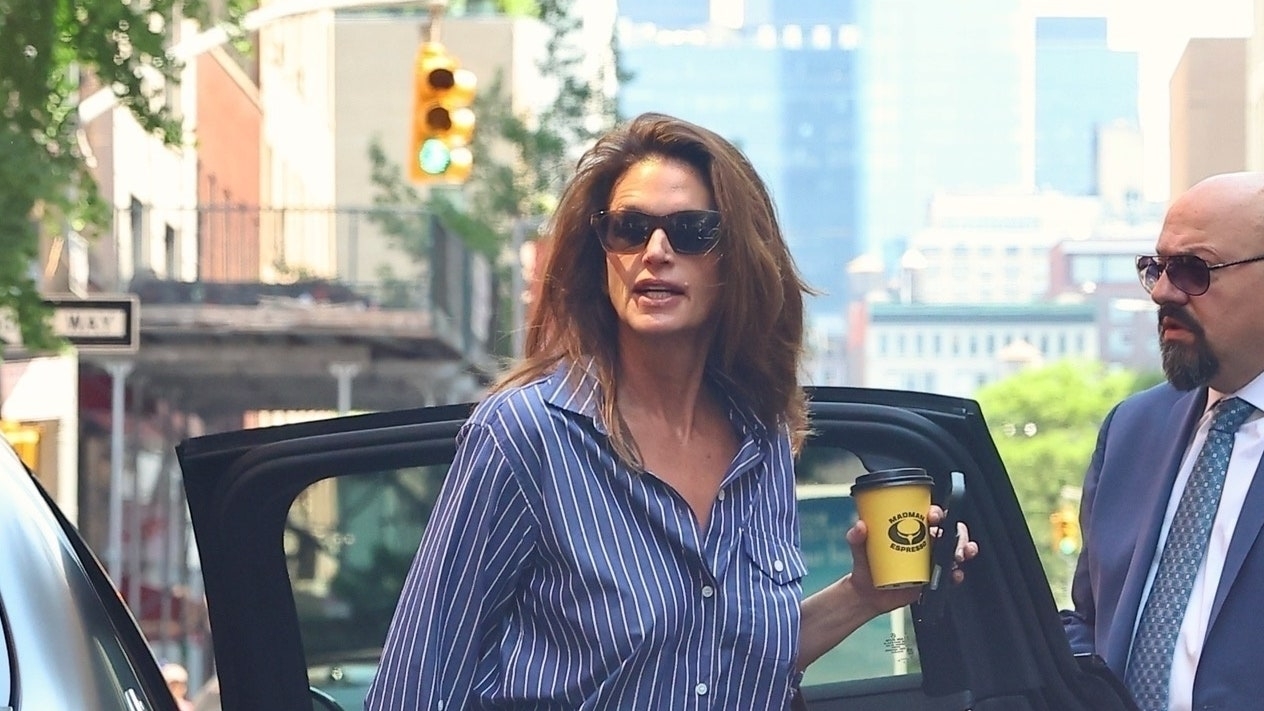 Cindy Crawford Makes This Classic Outfit Work for Summer