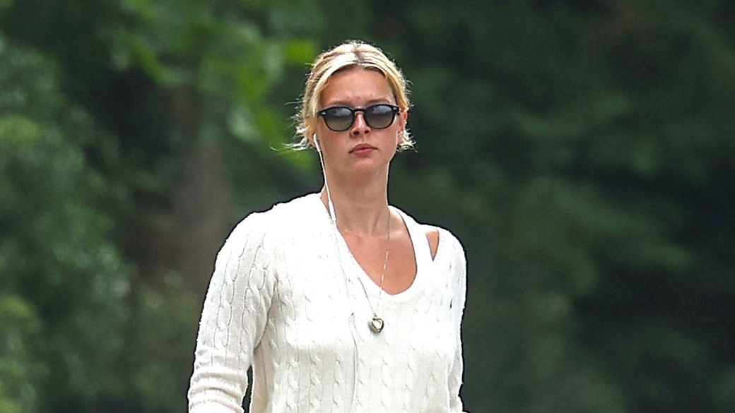 Apple Martin Channels Mom Gwyneth Paltrow at the Peak of Her Cool '90s Powers