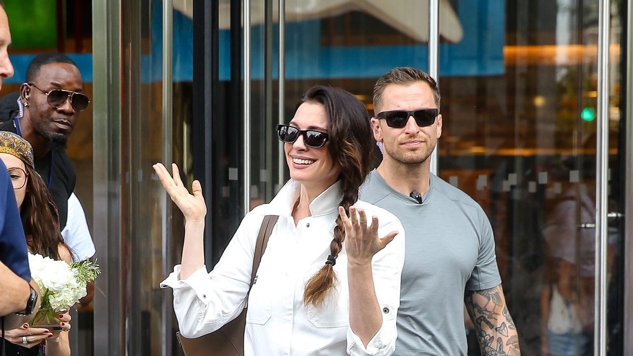 When She's Not Andy Sachs, Anne Hathaway Opts for This One-And-Done Denim Staple