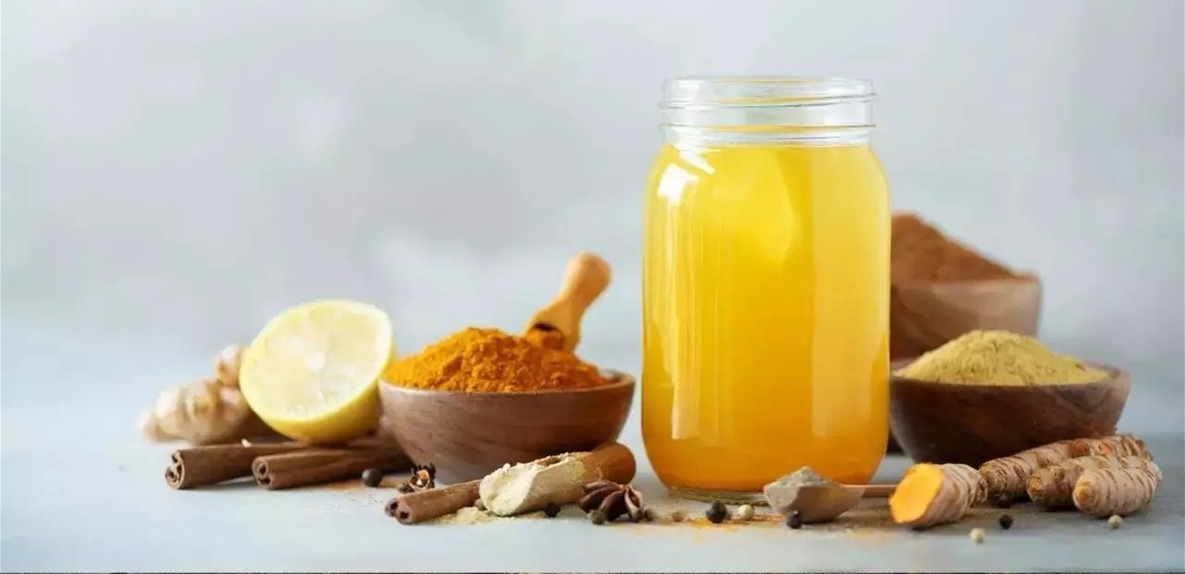 هذا ما سيحدث لجسمك إذا تناولت ماء الليمون الدافئ والكركم يومياً