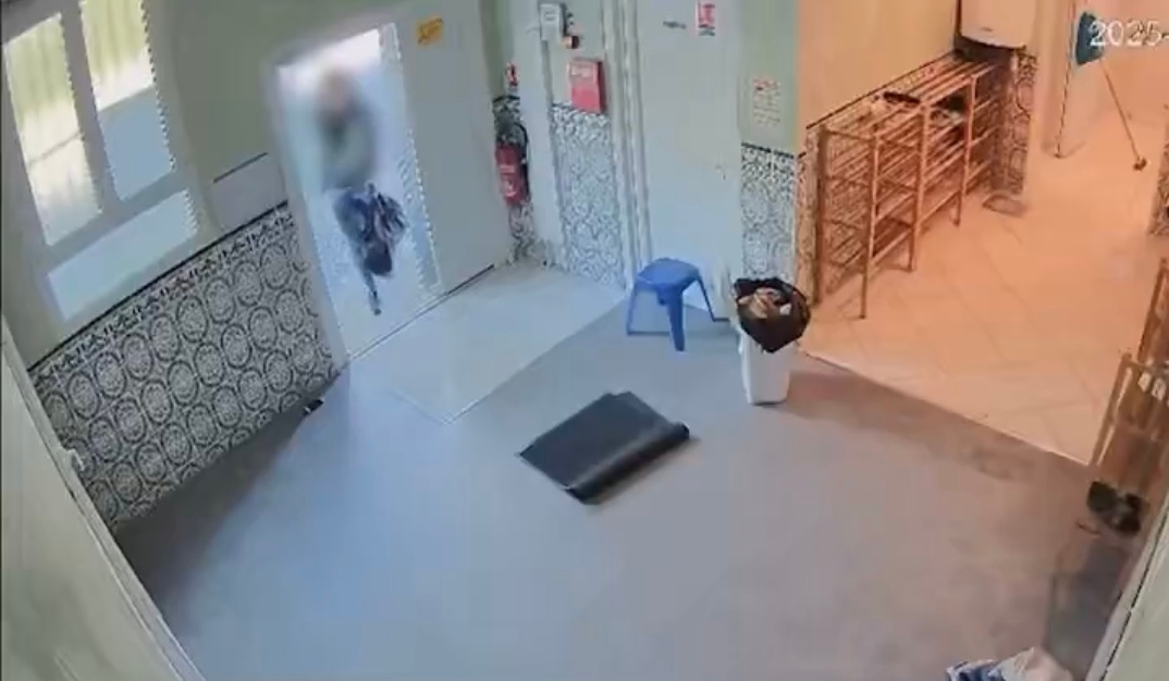. قتله بخمسين طعنة داخل مسجد في فرنسا … والسلطات تكشف هويته.