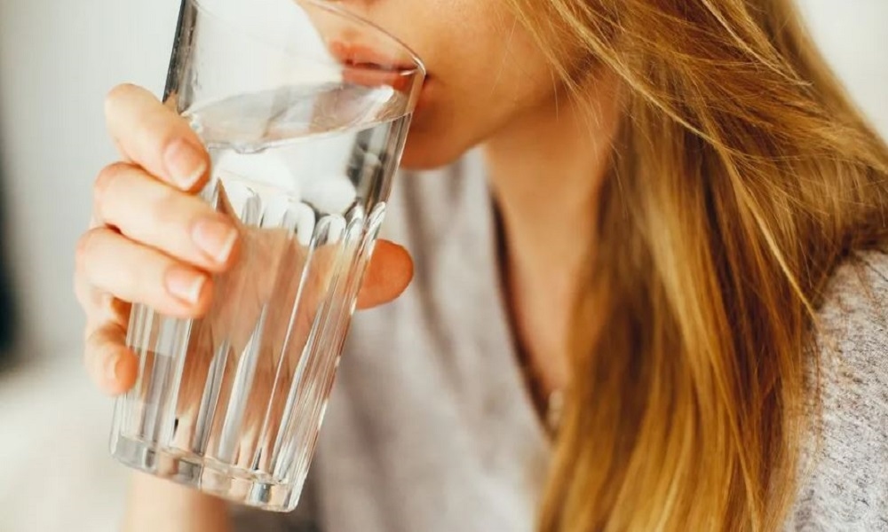 ما كمية الماء التي يجب شربها خلال موجات الحر؟