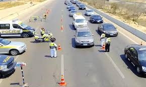 قطعة بين يديك في «السيارة» تهدد بتغريمك 2000 جنيه.. تعرف على «ضوابط استعمالها» وتفادى الغرامة