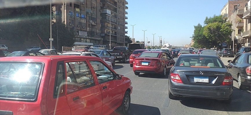 كثافات متحركة بمناطق شرق القاهرة والكورنيش وكوبرى أكتوبر.. والمرور ينصح باستخدام المسطح الأرضى