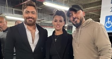 حسام الحسينى يفاجئ تامر حسنى ويغنى معه على المسرح بعد غياب 10 سنوات.. فيديو
