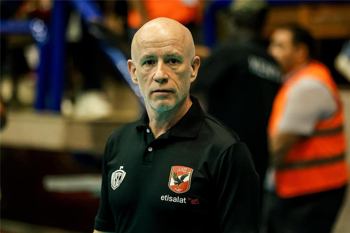 اتحاد الطائرة يغرم مدرب الأهلي بعد الفوز على الزمالك