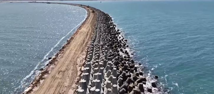 النقل تنشر أحدث تصوير جوي لأعمال تنفيذ حاجز الأمواج الغربي بميناء دمياط