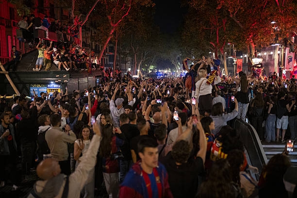 جماهير برشلونة تحتل الشوارع احتفالا بلقب الليجا
