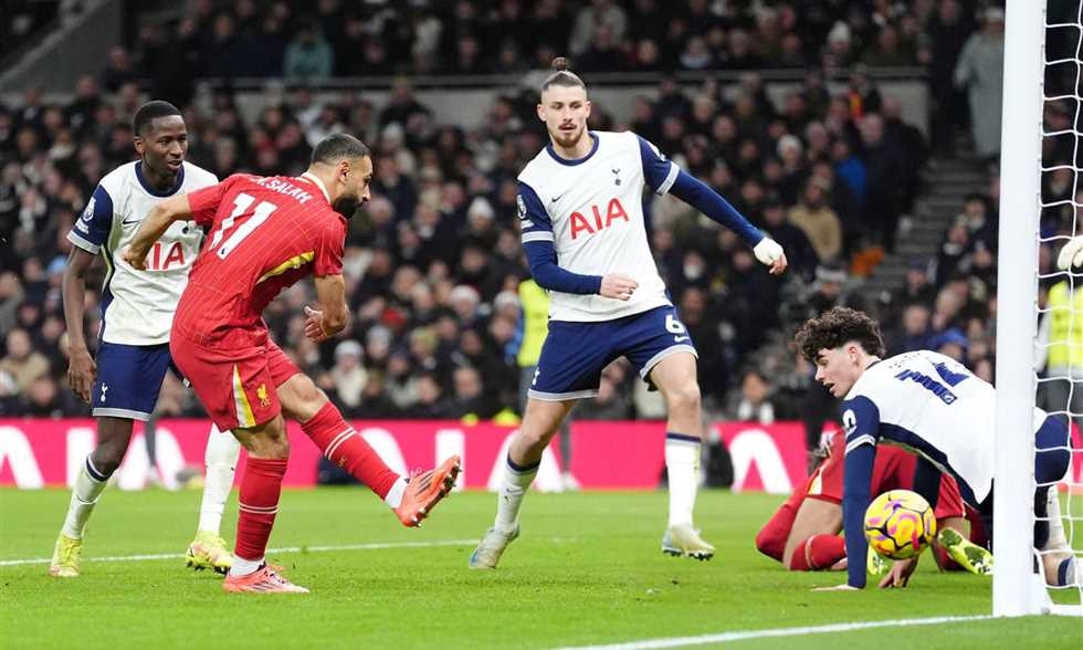 تهنئة للبطل أم مكايدة للغريم؟ صلاح يبارك تتويج توتنام بالدوري الأوروبي ضد مانشستر