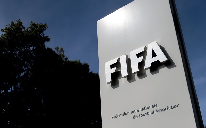 فيفا يتوعد بإجراءات رادعة ضد «الانتقالات الجسرية»