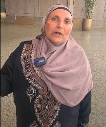 العُمر مجرد رقم.. آمال ابنة المنيا تحوّل القصاصيص إلى كنوز في المتحف الكبير