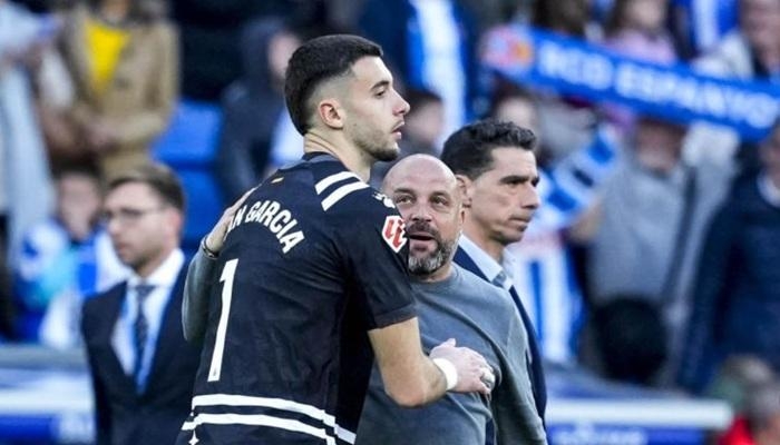 مدرب إسبانيول يثير التكهنات بشأن انتقال حارسه لبرشلونة