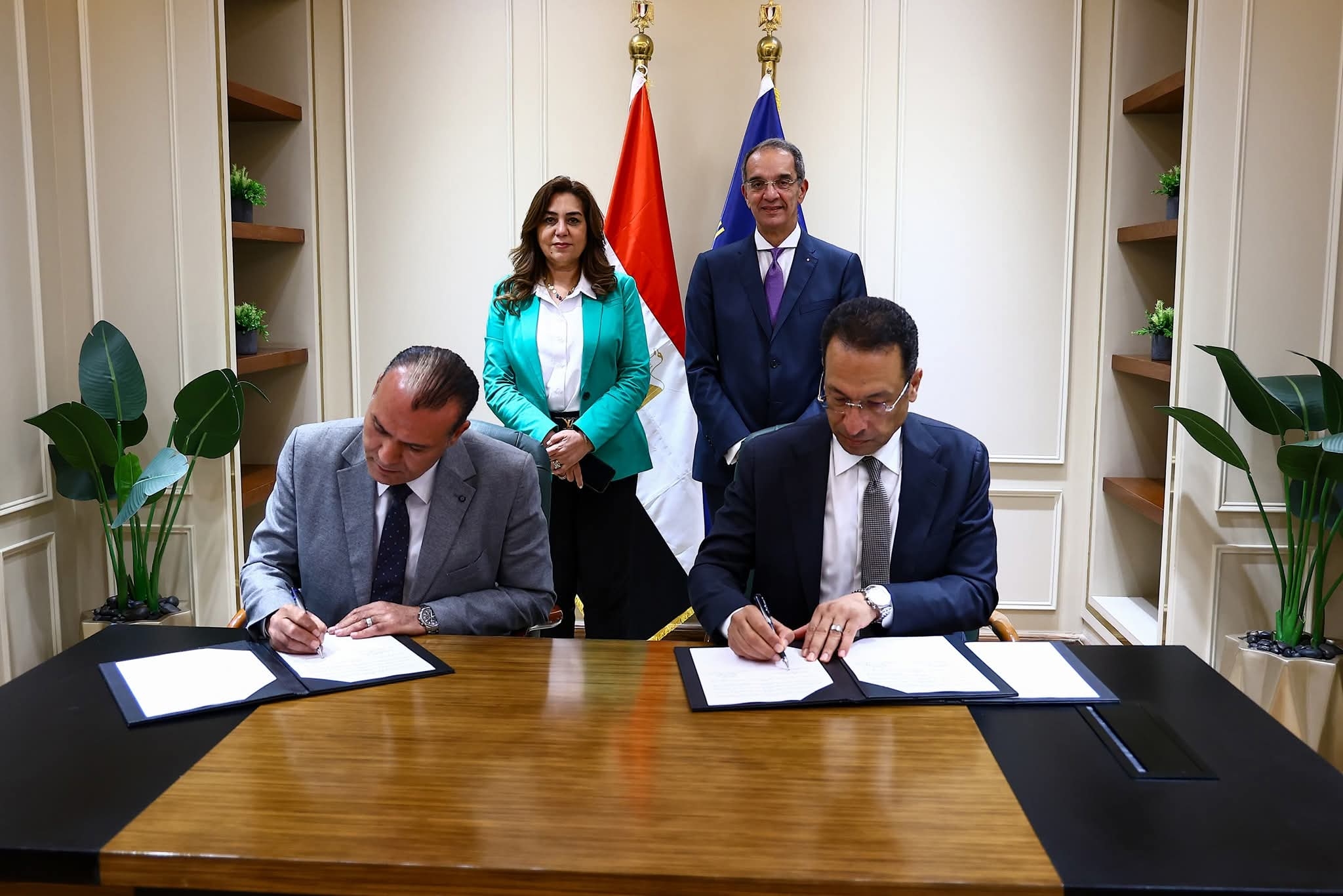 وزيرا الاتصالات والتنمية المحلية يشهدان توقيع اتفاق لتشغيل المجمعات الحكومية بقرى «حياة كريمة» بالأجهزة التكنولوجية