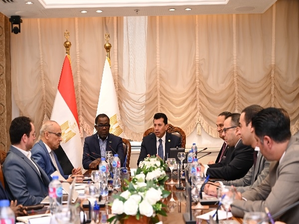 وزير الرياضة يلتقي الأمين العام للاتحاد الإفريقي لبحث آخر مستجدات نقل مقر كاف