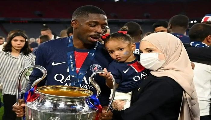 &laquo;حجاب&raquo; زوجة ديمبلي.. جدل واسع بعد احتفالات &laquo;أبطال أوروبا&raquo;