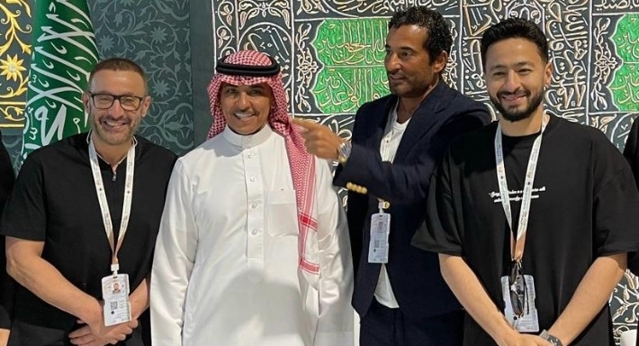 وزير الإعلام السعودي يدعو عمرو سعد وحمادة هلال وأحمد السقا على العشاء قبل أداء مناسك الحج