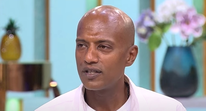 فيديو - أمير صلاح الدين يكشف تفاصيل مرضه النادر: الدكتور قاللي مش هينفع تتجوز ... لو عطست هتتشل