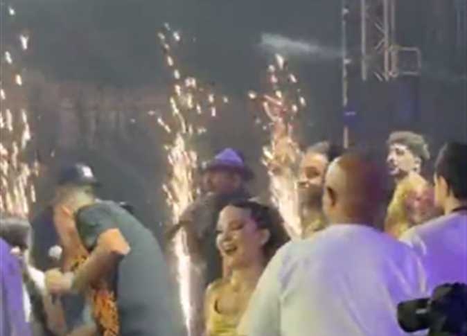 تامر حسني يشعل حفله في بيروت بحضور جماهيري ضخم (فيديو)