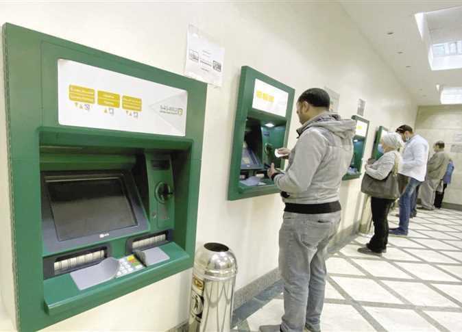 كم قيمة رسوم السحب من ماكينات الـ ATM للبنوك والحد الأقصى للسحب النقدي في اليوم؟