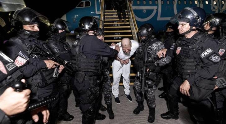 وصول أكثر من 200 عضو عصابة فنزويلية إلى السلفادور بعد ترحيلهم من أمريكا