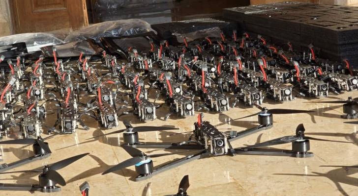 الداخلية السورية: أهالي القرادحة يسلمون طائرات "FPV" الانتحارية من مخلفات النظام السابق.. صور