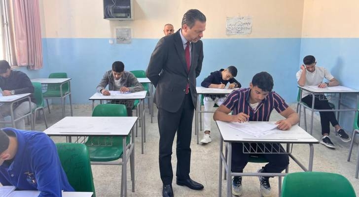 جرش تبدأ محاكاة "التوجيهي".. التزام لافت ومدير التربية يتابع من الميدان