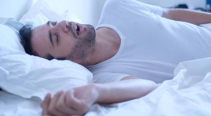 دراسة: انقطاع التنفس خلال النوم قد يسبب أضرارًا دماغية مرتبطة بالذاكرة والتفكير