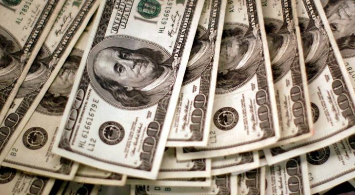الدولار ينخفض لأدنى مستوى فى أسبوعين بعد خفض تصنيف الولايات المتحدة