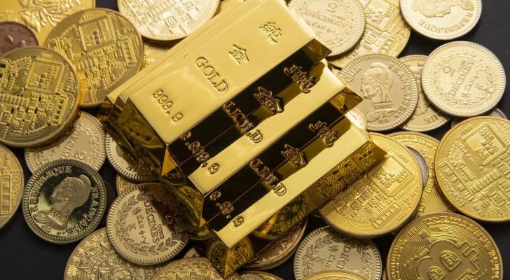 ارتفاع أسعار الذهب عالمياً وانخفاض النفط وسط تراجع الدولار