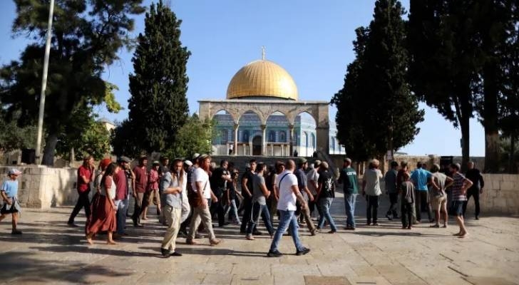 مستوطنون متطرفون يقتحمون باحات الأقصى تحت حماية شرطة الاحتلال