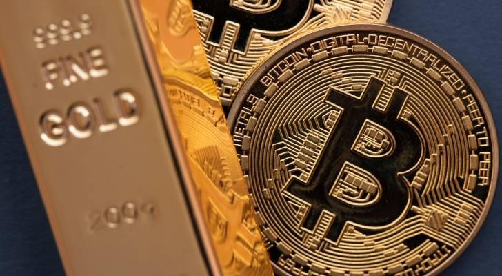 "النهاية هنا".. خبير يتنبأ: بيتكوين نحو مليون دولار والذهب إلى 25 ألف بسبب أزمة الدين الأمريكي