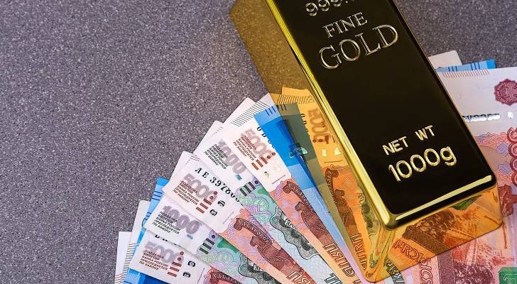 "الذهب الروسي" يغزو أسواق الأردن.. بديل براق للمقبلين على الزواج في ظل ارتفاع أسعار الذهب