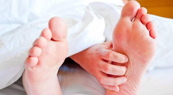 حرارة القدمين أثناء النوم.. بين إرهاق اليوم وعلامة على مشكلات صحية أعمق