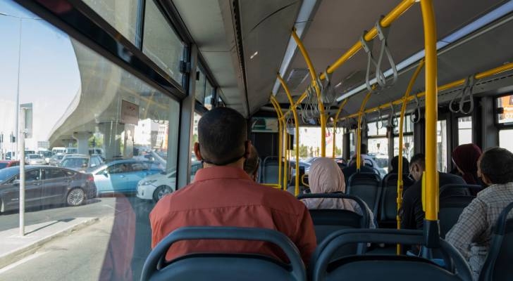 أحمد وعلي.. رحلة الـ25 كيلومتراً بين رفاهية السيارة والنقل العام في الأردن