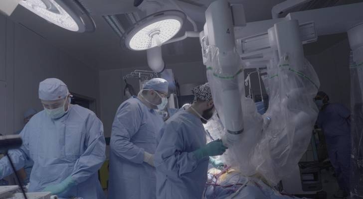 استبدال صمام قلبي باستخدام روبوت جراحي لمواطنة سعودية في مكة