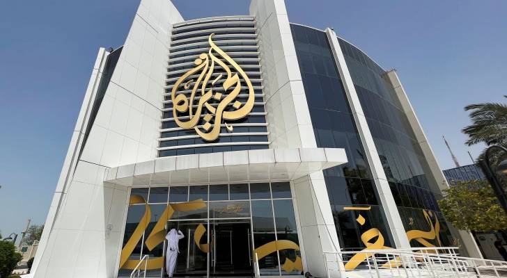 قوات الاحتلال تقتحم مكتب قناة الجزيرة في رام الله وتقرر تمديد إغلاقه