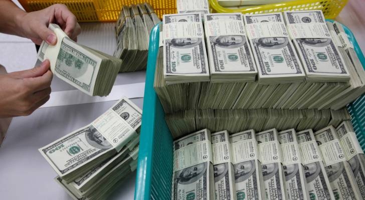 الدولار يهبط لأدنى مستوى منذ 2022 بعد تهديدات ترمب الجمركية