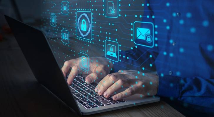 إيران تقطع الإنترنت العالمي وتحذر المواطنين من الروابط المجهولة