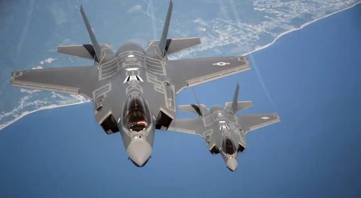 بريطانيا تعتزم شراء 12 مقاتلة F-35A قادرة على حمل قنابل نووية من أمريكا.. ما السبب؟