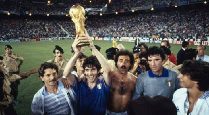 حين يمتزج المجد الكروي بالموقف الإنساني.. قصة المنتخب الذي أهدى كأس العالم لفلسطين عام 1982