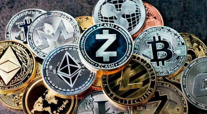 العملات الرقمية تبدأ الأسبوع باللون الأخضر.. و"دوج كوين" و"سولانا" تقودان المكاسب