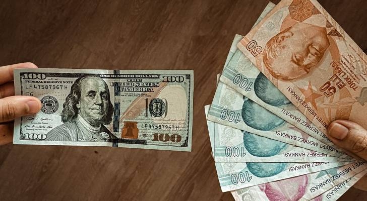 تصعيد سياسي يهوي بالليرة التركية إلى مستوى تاريخي جديد فوق 40 للدولار