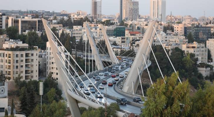مهم من إدارة السير للمركبات المتجهة إلى عبدون من خلال الجسر المعلق صباح الجمعة