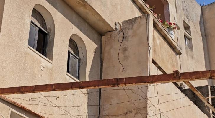 مراسل رؤيا: قرار بإخلاء مبنى سكني في إربد بعد سقوط أجزاء منه
